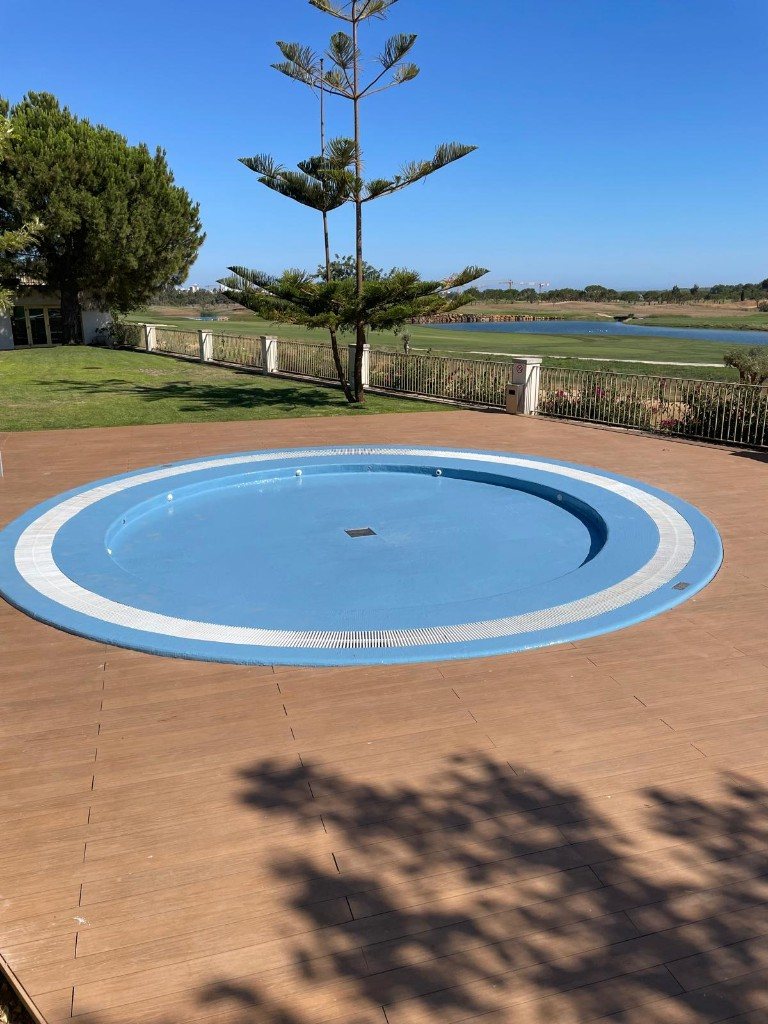 Zona de piscina com revestimento azul